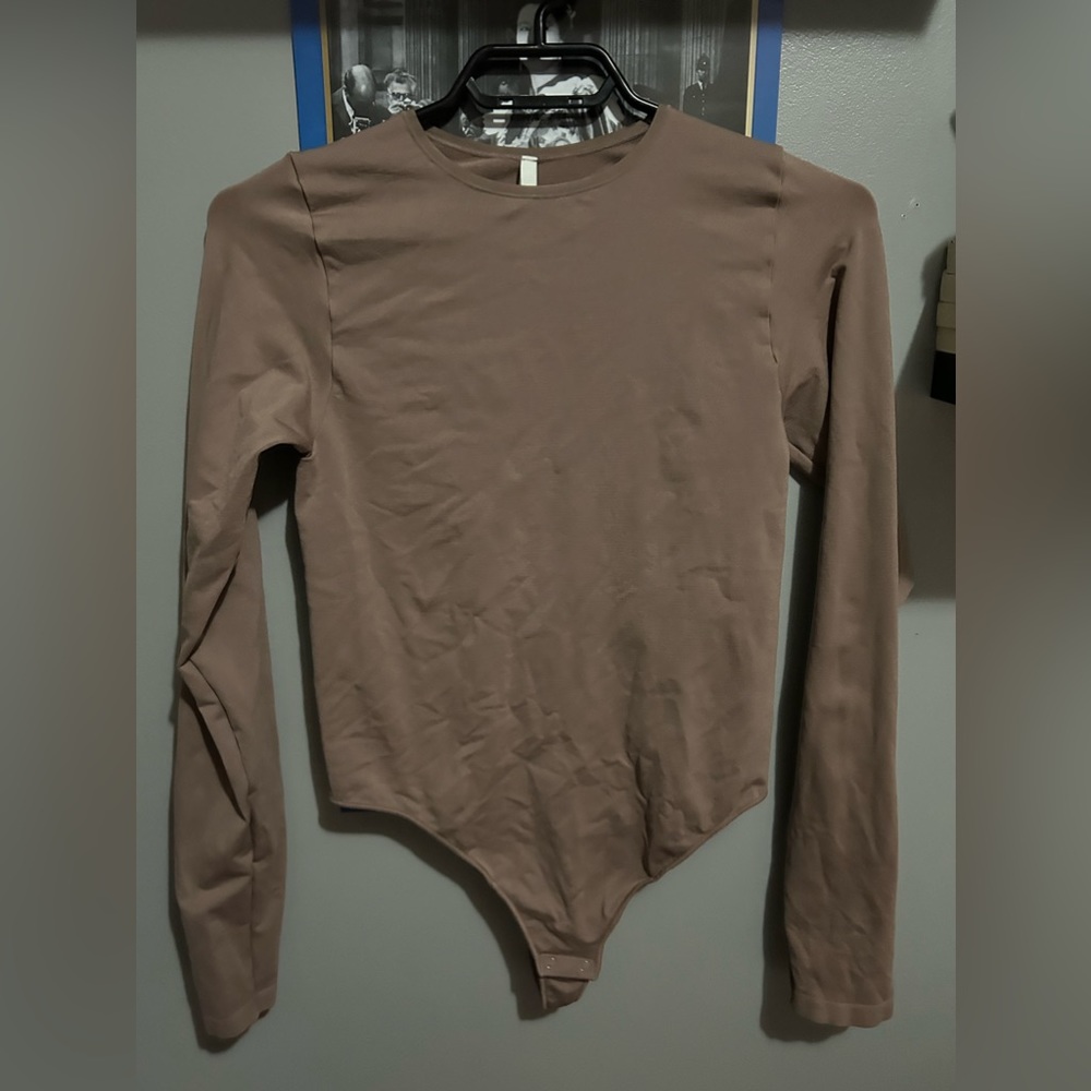 Aritzia Babaton SEAMLESS CONTOUR CREW LONGSLEEVE BODYSUIT size M
